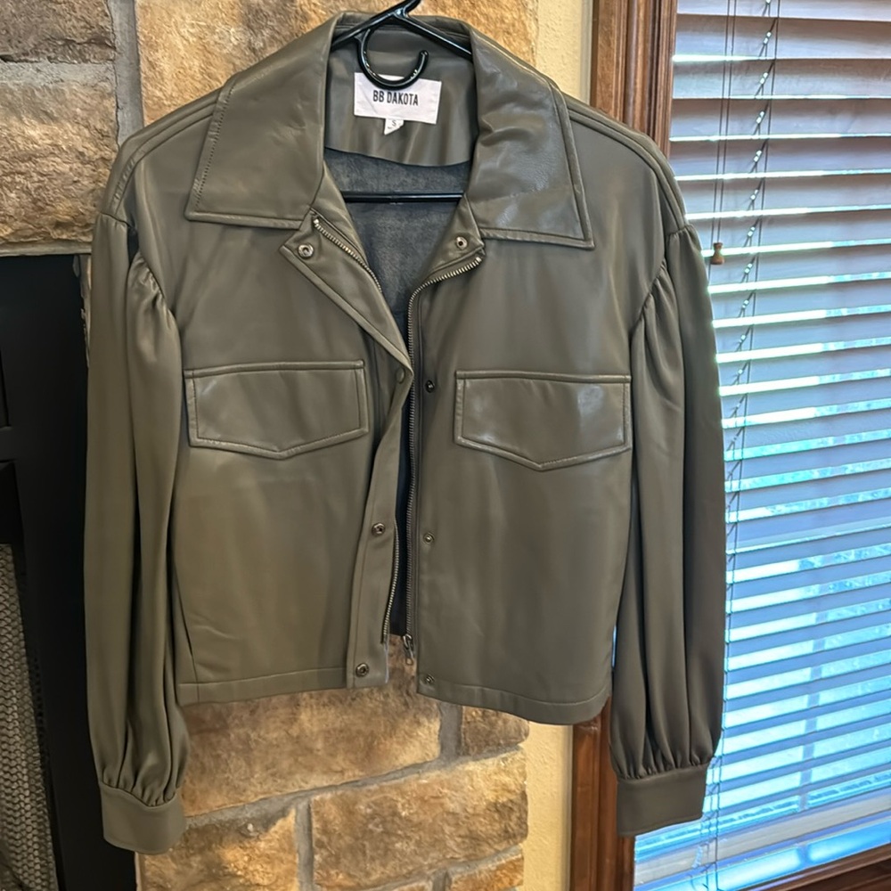 Women’s short leather jacket